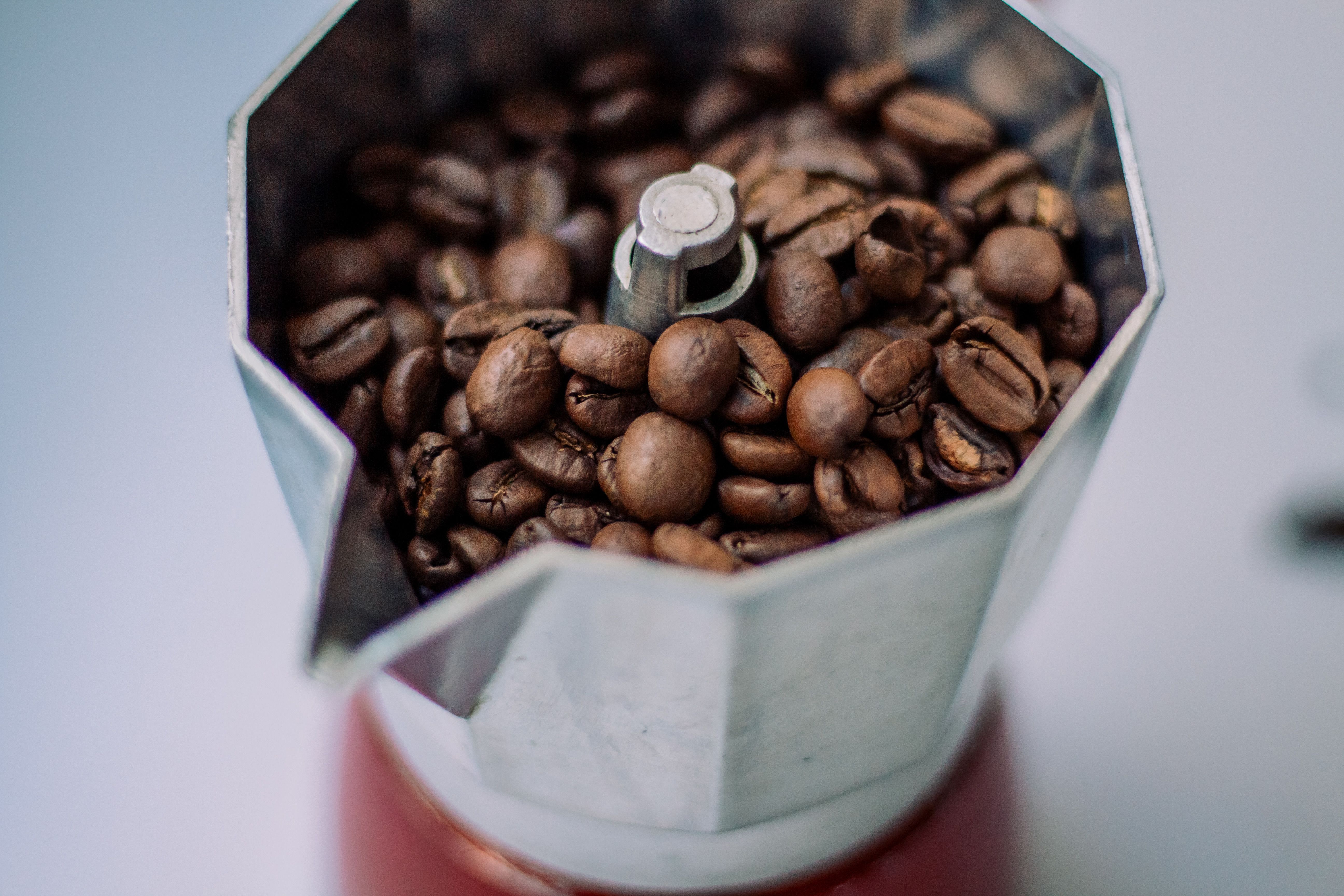 Moka e chicchi di caffè